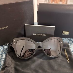 Dolce & Gabbana Black Grey Lace colored,sunglasses !
Gorgeous pair of sunglasses